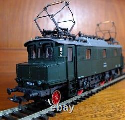 Roco 04144S HO gauge BR 104 electric locomotive in green livery