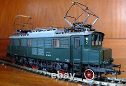 Roco 04144S HO gauge BR 104 electric locomotive in green livery